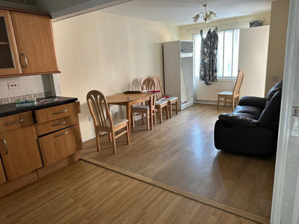 2-bedroom-house-in-wraysbury-close-hounslow-big-4