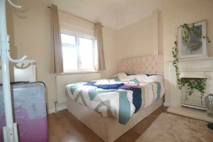 3-bedroom-house-in-allendale-avenue-southall-big-0