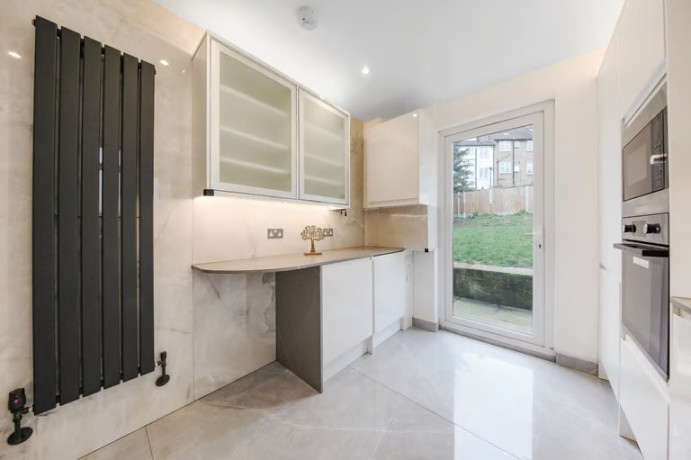 charming-spacious-3-bedroom-2-bath-home-in-dollis-hill-nw2-big-1