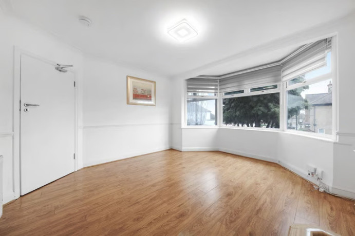 charming-spacious-3-bedroom-2-bath-home-in-dollis-hill-nw2-big-3