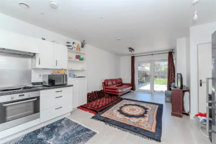 3-bedroom-flat-in-salisbury-road-southall-big-2