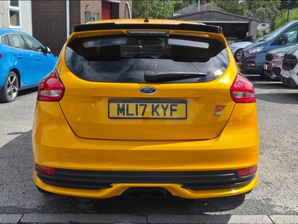 17-2017-ford-focus-20t-ecoboost-st-2-5-door-big-3