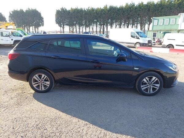 2018-vauxhall-astra-16-cdti-16v-136-design-5dr-diesel-big-3
