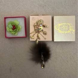3-beautiful-made-brooches-big-0