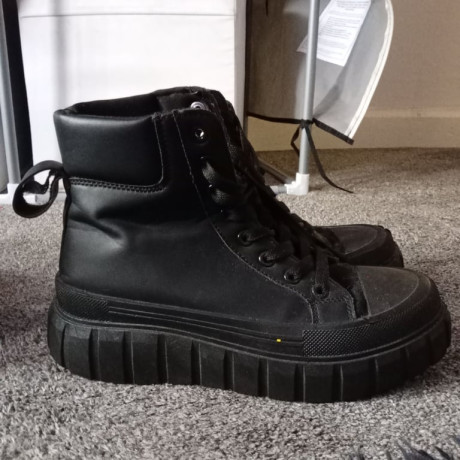 ps10-a-pair-high-heels-big-1