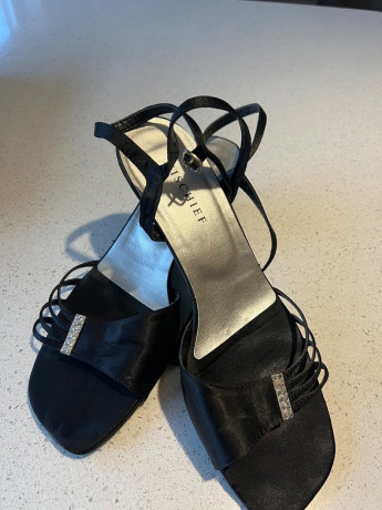 burberry-leather-pointing-shoes-100-new-big-2