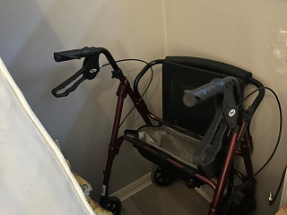 walking-frame-with-storage-and-seat