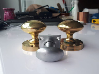 cast-iron-bathroom-thumb-lock-and-pair-of-brass-mortice-knobs-wardrobe-cupboard-cabinet