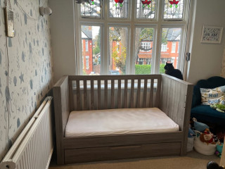 mamas-and-papas-grey-cot-bed-chest-of-drawers-unisex-changing-table-franklin-grey