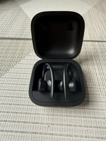 beats-powerbeats-pro-wireless-headphones-big-0