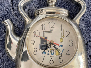clock-shiny-kettle-shaped-kitchen-quartz-clock-post-or-collect