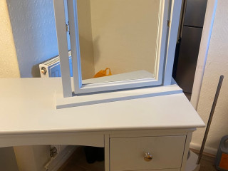 dressing-table-and-matching-mirror