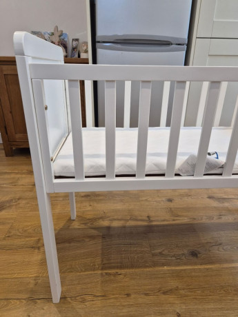 mothercare-hyde-crib-with-silvercross-bassinett-mattress-big-1