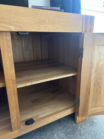 solid-oak-tv-stand-big-3