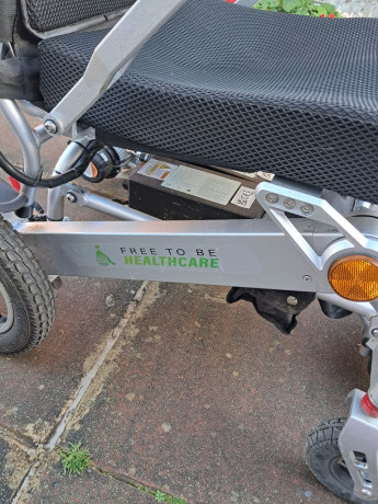 electric-folding-wheelchair-big-3