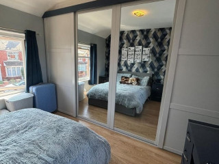 wardrobe-sliding-doors-two-mirrors-two-shakers