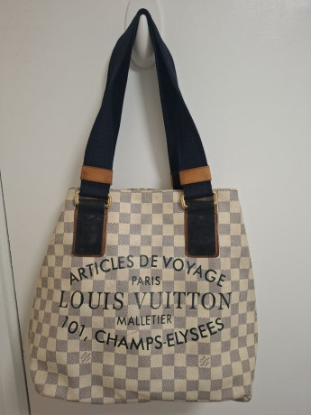 louis-vuitton-ladies-authentic-bag-big-0