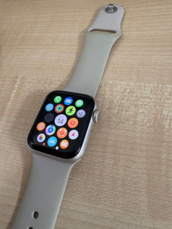 apple-watch-se-40mm-gps-delivery-available-big-1